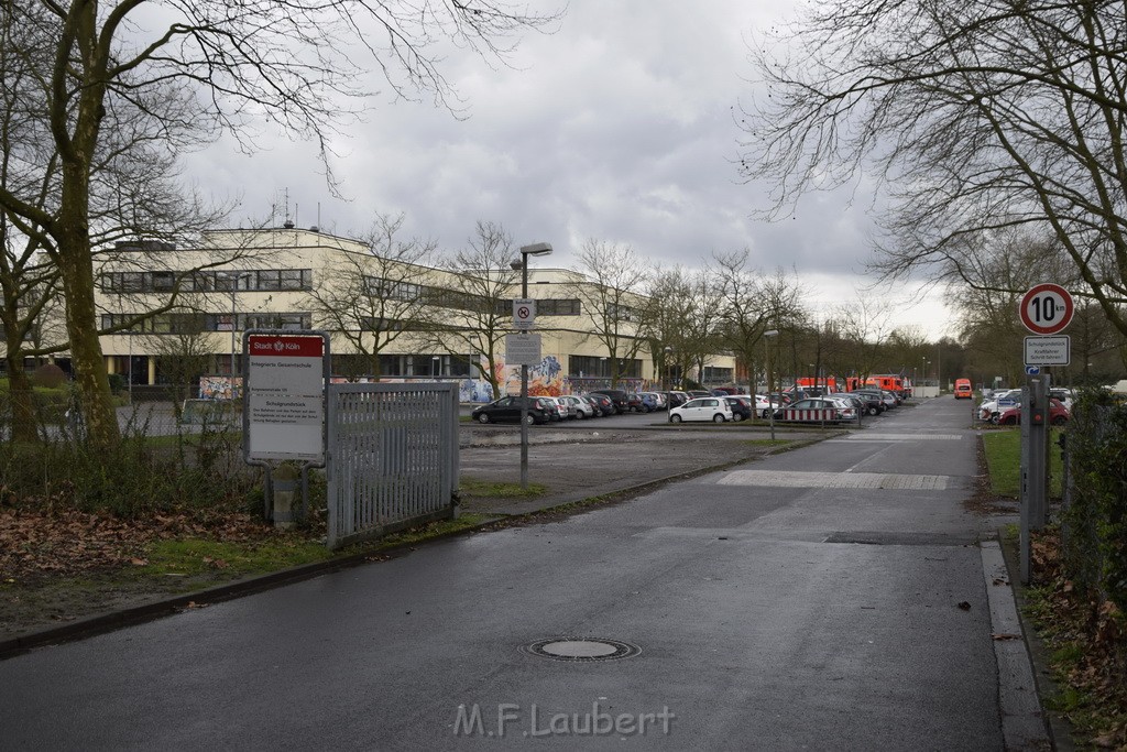 Einsatz BF Koeln Schule Burgwiesenstr Koeln Holweide P088.JPG - Miklos Laubert